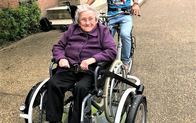 Een rolstoelgebruiker in de TriVelo rolstoelfiets