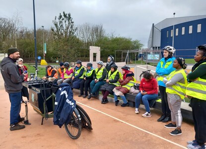 een groep fietsers krijgt uitleg